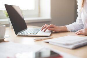 Frau an Laptop